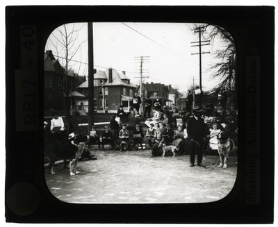 Horizontale, zwart-wit foto van studenten die honden tekenen in een buitenklas door Unknown